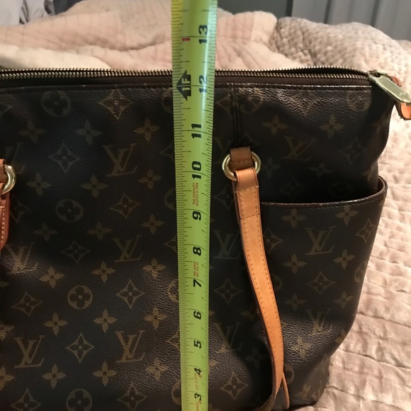 Louis Vuitton - Picture 3 of 5